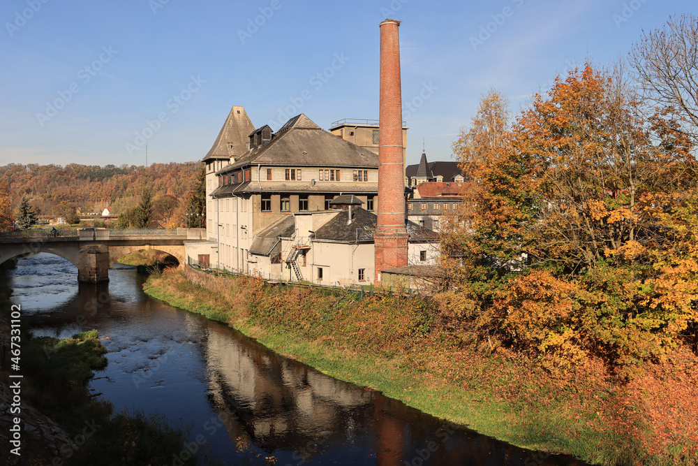 Goldener Oktober in Nossen; Freiberger Mulde an der Stadtbrücke mit historischer Sämischlederfabrik