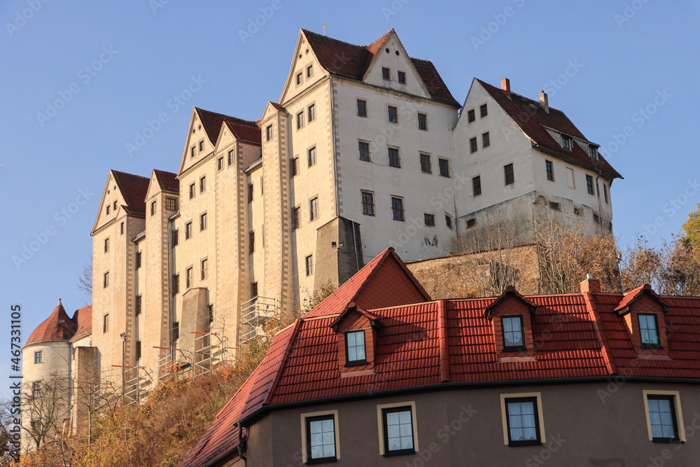 Blick auf Schloss Nossen hoch über der Freiberger Mulde