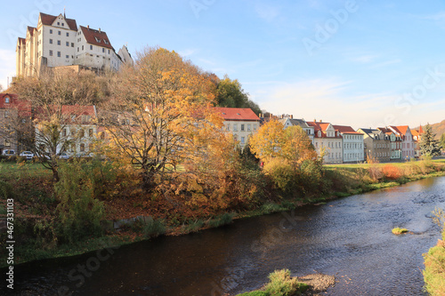 Goldener Oktober an der Freiberger Mulde; Blick auf Nossen mit Schloss