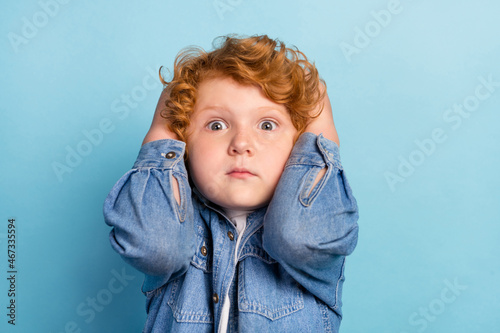 Foto Photo of scared nervous guilty ginger kid touch head speechless wear jeans jacke