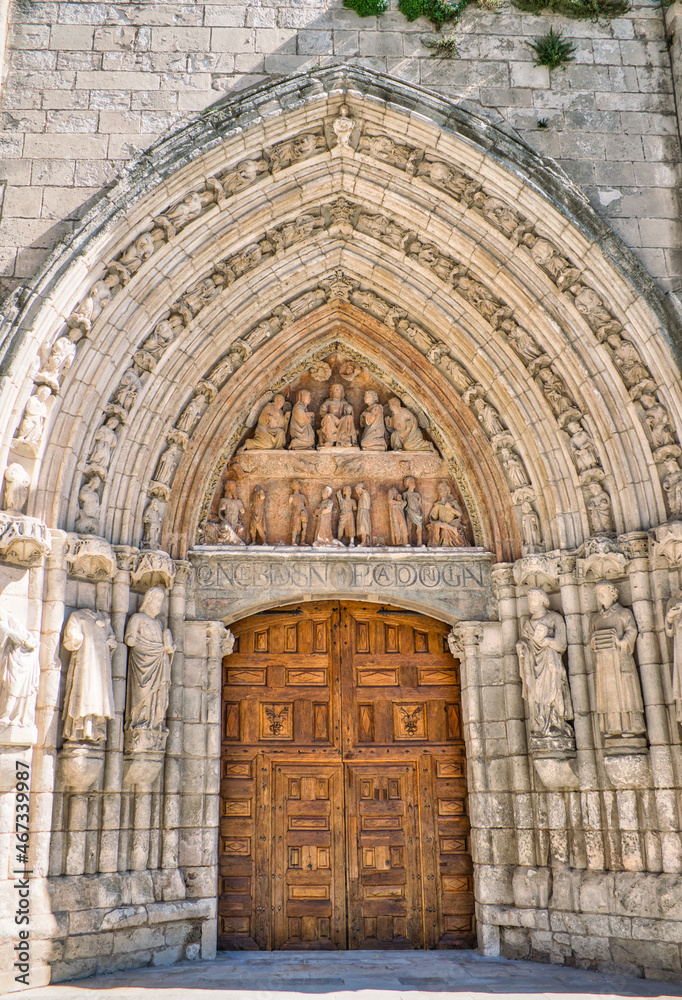 Portada principal iglesia gótica de San Esteban siglo XIII en Burgos, España