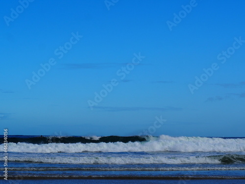 olas de espuma blanca dirigiéndose hacia la playa del pueblo pesquero de malpica bajo en el cielo del cantábrico, la coruña, galicia, españa, europa