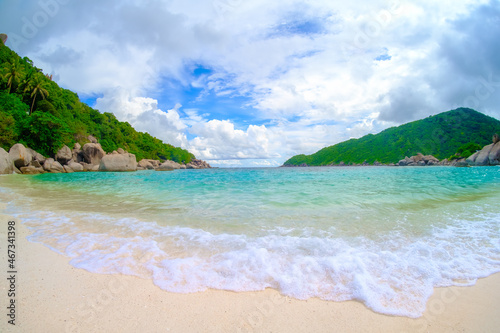 Fototapeta Naklejka Na Ścianę i Meble -  turquoise water sea with blue sky on the sunny Holiday, at koh nang yuan island beach, koh tao ,suratthani , thailand