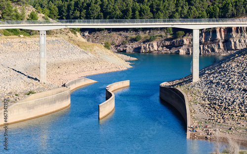 Muros de separación del agua en el embalse de Arenoso, en la provincia de Castellón. Comunidad Valencian. España. Europa
