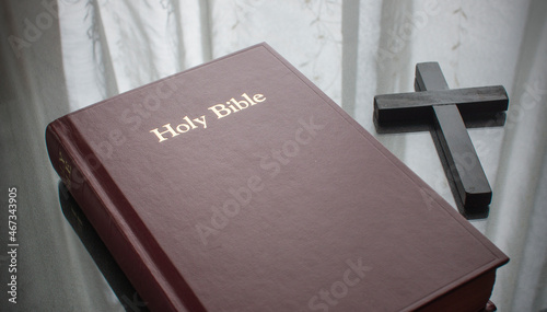 A red  holy Bible on the table。