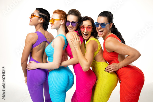 Schilderij op canvas Cheerful sportswomen standing in conga line