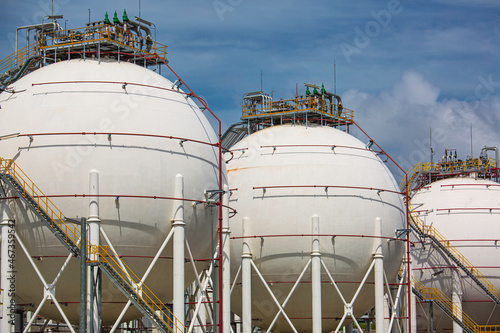 Obraz na płótnie White spherical propane tanks.