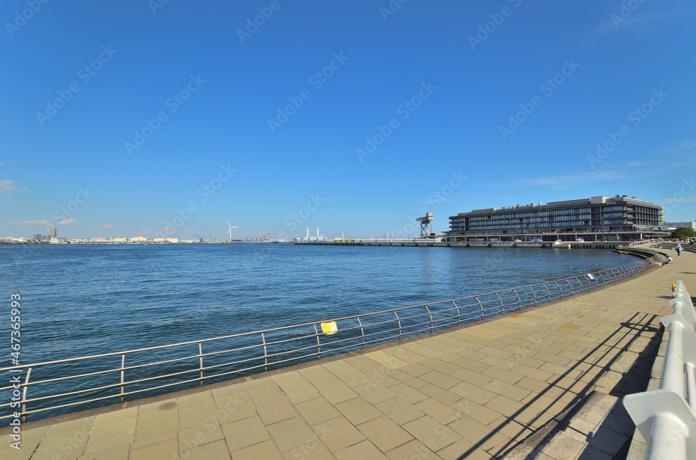 青空と横浜港とハンマーヘッドパークの風景	