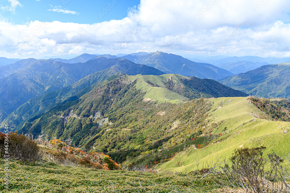 秋の次郎笈山頂から見た景色　徳島県三好市　Scenery seen from Mt.Jirogyu summit in autumn. Tokushima-ken Miyoshi city