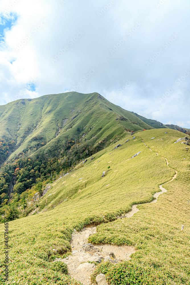 秋の剣山から見た次郎笈　徳島県三好市　Mt.Jirogyu seen from Mt. Tsurugi in autumn.  Tokushima-ken Miyoshi city