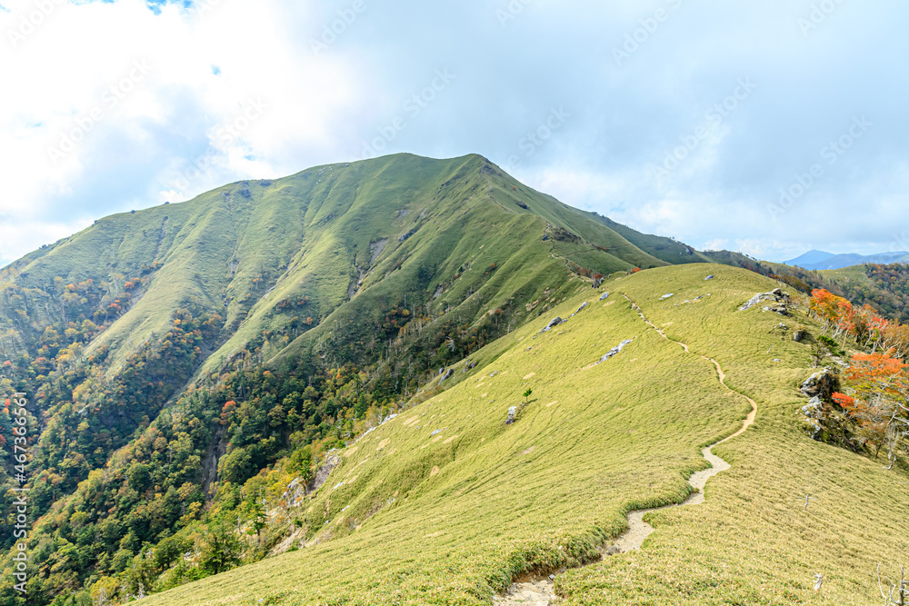 Obraz premium 秋の剣山から見た次郎笈 徳島県三好市 Mt.Jirogyu seen from Mt. Tsurugi in autumn. Tokushima-ken Miyoshi city