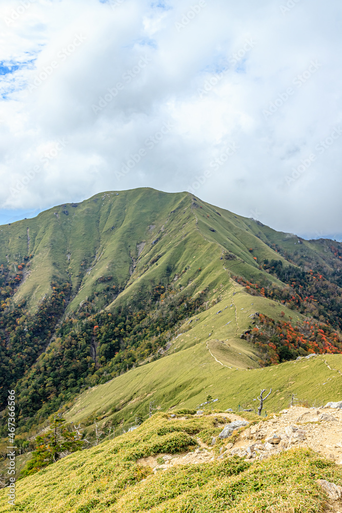 秋の剣山から見た次郎笈　徳島県三好市　Mt.Jirogyu seen from Mt. Tsurugi in autumn.  Tokushima-ken Miyoshi city