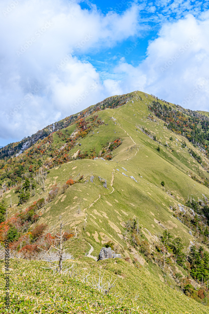 秋の次郎笈から見た剣山　徳島県三好市　Mt. Tsurugi seen from Mt.Jirogyu in autumn. Tokushima-ken Miyoshi city