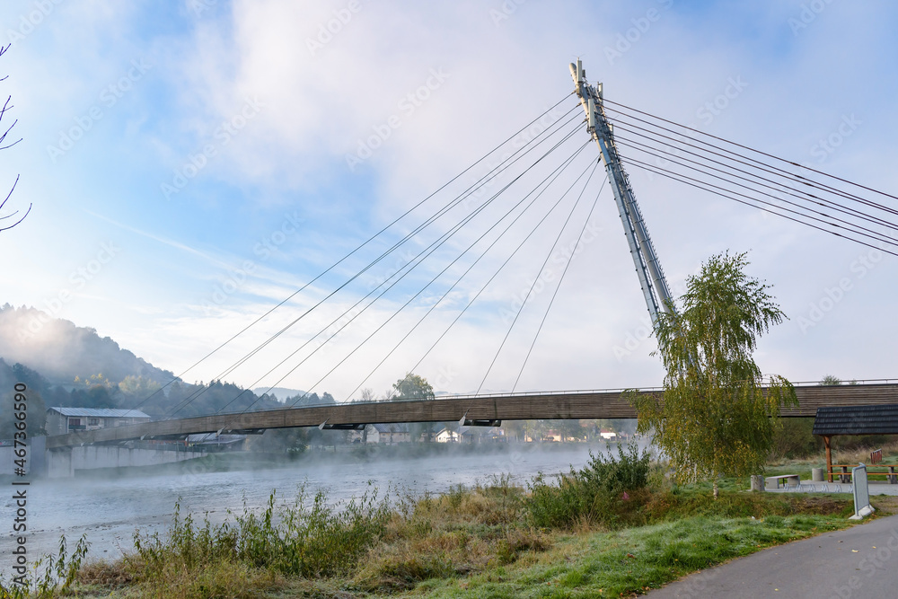 Obraz premium Footbridge over the Dunajec River on polish-slovak border
