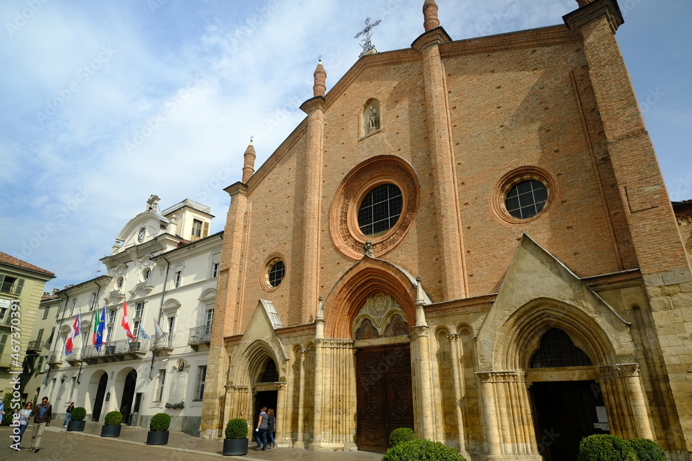 Obraz premium San Secondo. Collegiate Church of San Secondo in Asti.Facade with circular rose window and entrance portal to the church with brick pointed arch. 