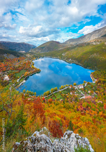 Obraz na płótnie Lake Scanno (L'Aquila, Italy) - When nature is romantic: the heart - shaped lake on the Apennines mountains, in Abruzzo region, central Italy, during the autumn with foliage w salonie
