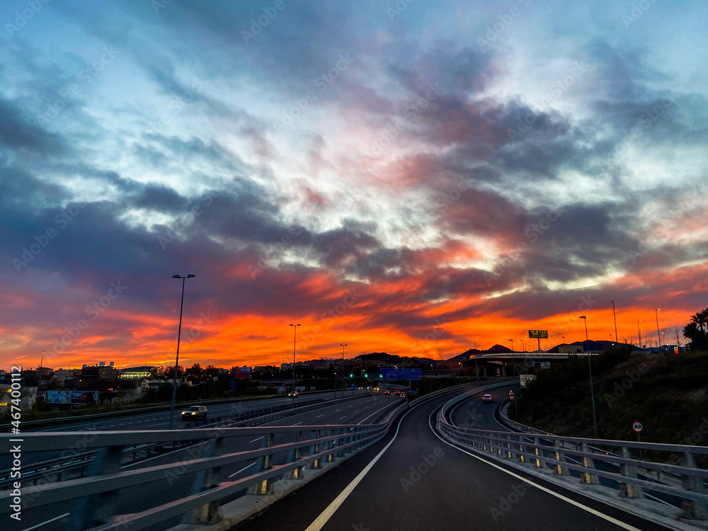Puesta de sol en autopista Mataró