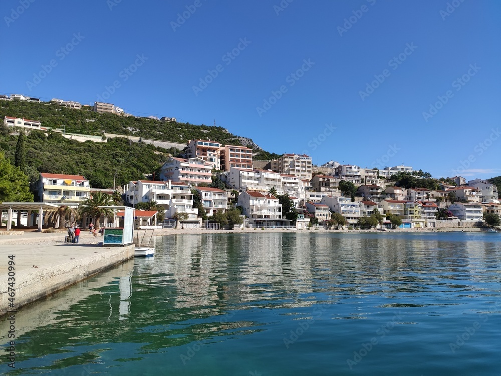 Paysage ou environnement dans les environs de Neum, en Bosnie-herzégovine, une commune au bord de la mer Adriatique, d'un bleu turquoise, bon moment pour se baigner ou profiter d'un paysage aquatique