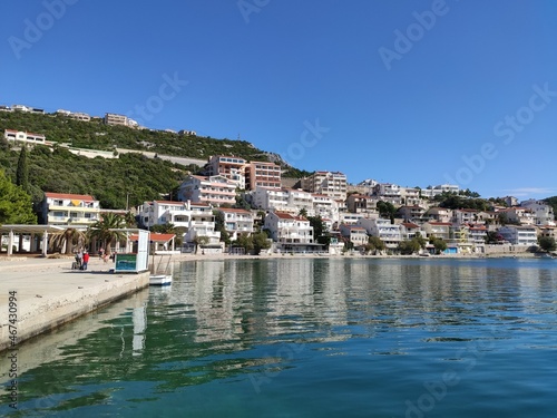Fototapeta Naklejka Na Ścianę i Meble -  Paysage ou environnement dans les environs de Neum, en Bosnie-herzégovine, une commune au bord de la mer Adriatique, d'un bleu turquoise, bon moment pour se baigner ou profiter d'un paysage aquatique