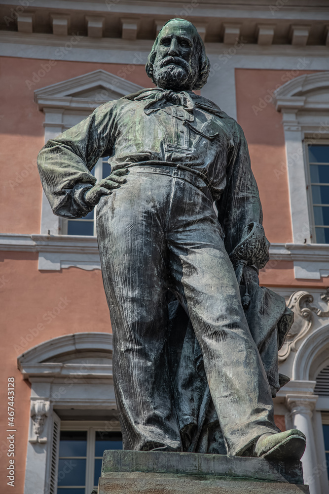 Galileo Galilei statue in Pisa, Italy. This bronze, made by the Versilia foundry, with lost wax, is a tribute that the artists Gabriele Vicari and Armando Barbon, Pisa, Italy Galileo Galilei statue in Pisa, Italy. This bronze, made by the Versilia foundry, with lost wax, is a tribute that the artists Gabriele Vicari and Armando Barbon, Pisa, Italy