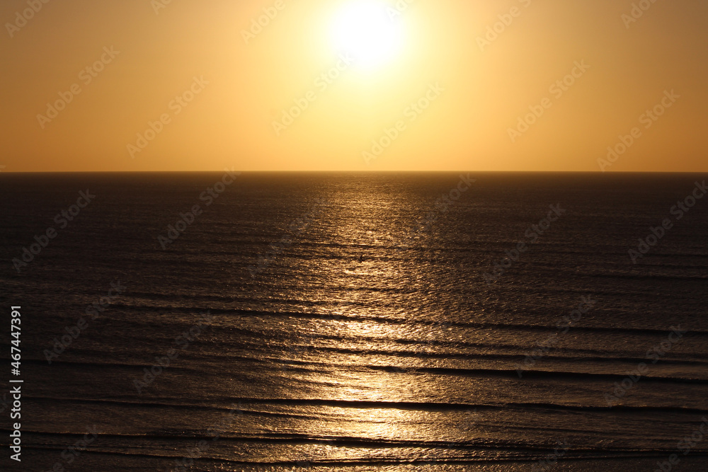 Lindo Pôr do Sol refletindo no mar.