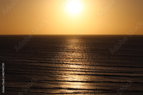 Lindo Pôr do Sol refletindo no mar. photo