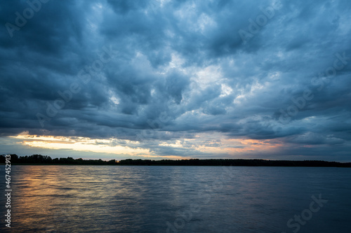 Fototapeta Naklejka Na Ścianę i Meble -  Colorful clouds during the sunset on the lake.