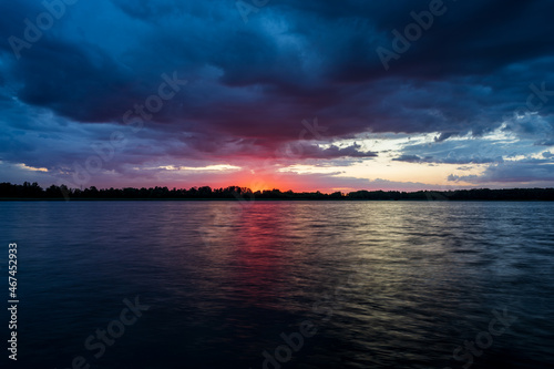 Fototapeta Naklejka Na Ścianę i Meble -  Colorful clouds during the sunset on the lake.