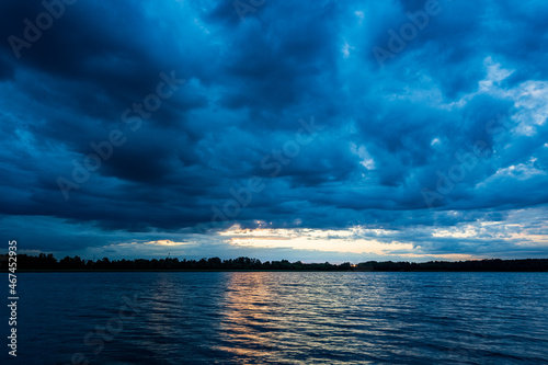 Fototapeta Naklejka Na Ścianę i Meble -  Colorful clouds during the sunset on the lake.
