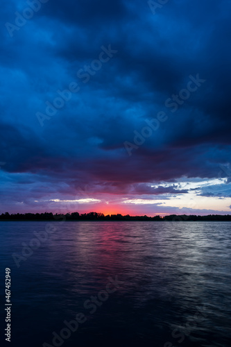 Fototapeta Naklejka Na Ścianę i Meble -  Colorful clouds during the sunset on the lake.