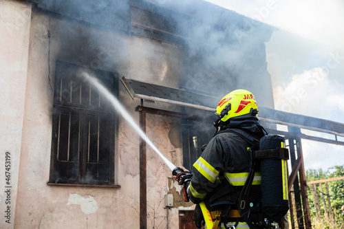 Feuerwehrleute löschen Hausbrand