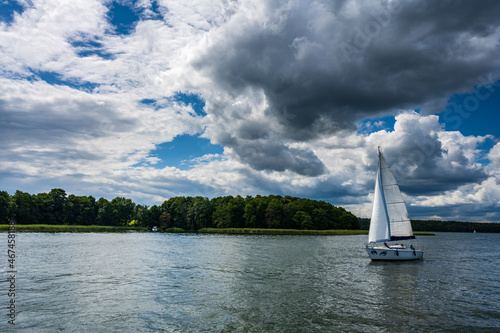 Fototapeta Naklejka Na Ścianę i Meble -  Sailboats on the lake on a sunny day