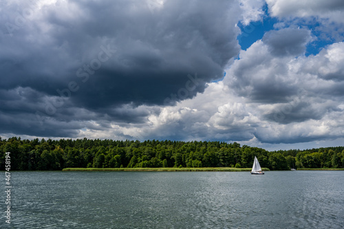 Fototapeta Naklejka Na Ścianę i Meble -  Sailboats on the lake on a sunny day