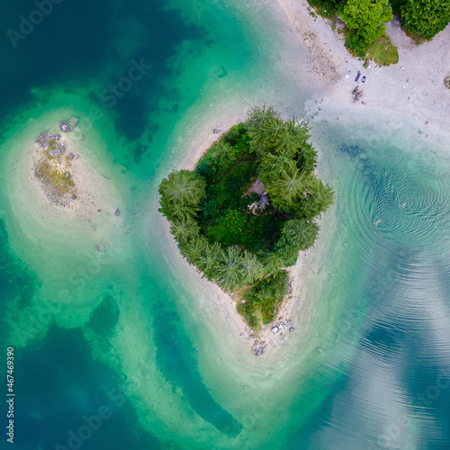 Insel in schönem Bergsee Lago Predil © Rico Löb