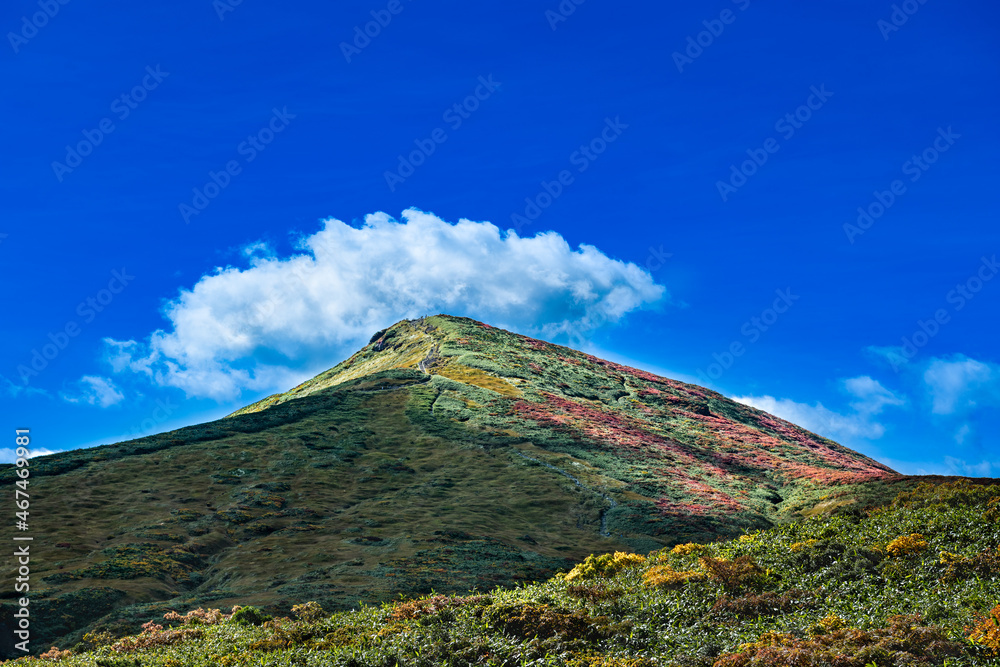 栗駒山紅葉と山頂にかかる雲