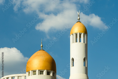 Fotomural The Golden minarets of Mosque against blue sky