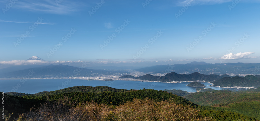 伊豆半島だるま山高原レストハウスから見える富士山と内浦湾のパノラマ（秋）