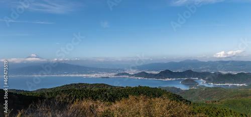 伊豆半島だるま山高原レストハウスから見える富士山と内浦湾のパノラマ（秋）
