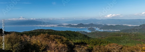 伊豆半島だるま山高原レストハウスから見える富士山と内浦湾のパノラマ（秋）