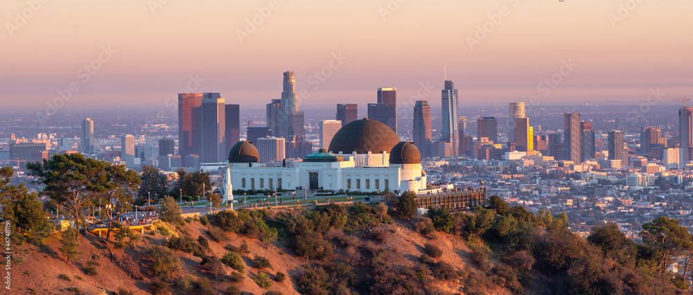 Griffith Observatory and Los Angeles city skyline at sunset - obrazy, fototapety, plakaty 