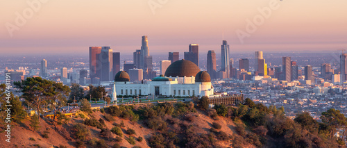Obraz na plátně Griffith Observatory and Los Angeles city skyline at sunset