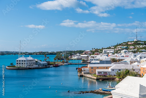 Foto Bermuda's Coastal Symphony: Where azure waters meet vibrant skies, lush landscapes cradle charming houses, creating a harmonious island masterpiece