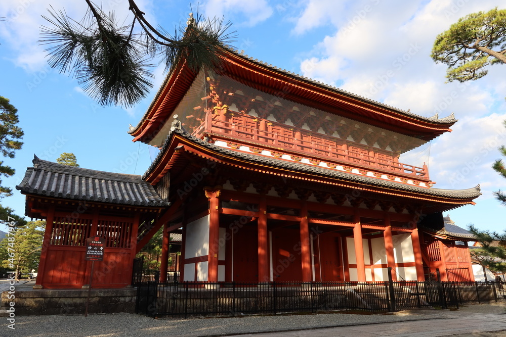 : A Japanese temple in Kyoto　日本の京都にある寺 : San-mon Gate in the precincts of Myoshin-ji Temple 妙心寺の境内にある山門
