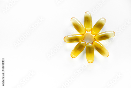 tabletten in de vorm van bloemcapsules of zachte capsules, of voedingssupplementen: op een witte achtergrond om te kopiëren. visolie, omega-3, omega-6, omega-9, vitamine A, vitamine D3, vitamine E, te photo