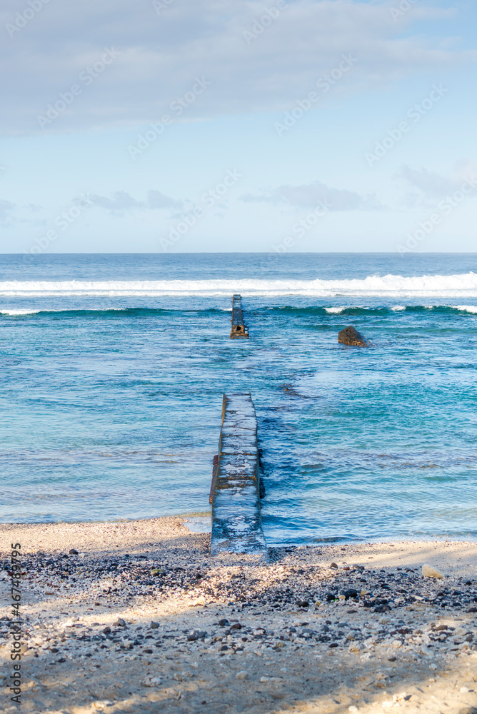 Fototapeta premium Ancien vestige du lagon sur la plage de Saint Pierre