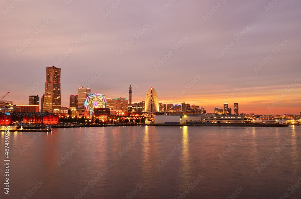 大さん橋から見る横浜みなとみらいのマジックアワーの夕景