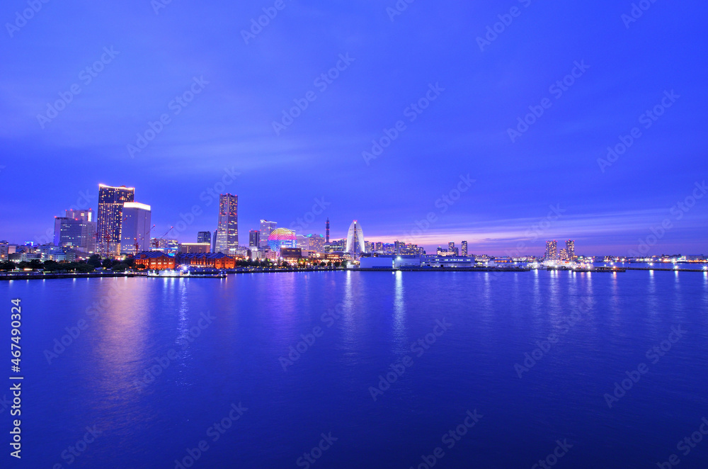 大さん橋から見る横浜みなとみらいのマジックアワーの夜景