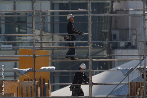 ビルの建設現場の様子　足場を組んでいる　東京、赤坂5丁目の街の風景　赤坂駅前、一ツ木通り、赤坂通り、三分坂、円通寺坂がある。台地の下の部分には住宅街あ広がる。放送局の建物がランドマークタワーとなっている。　赤坂、港区、東京、日本