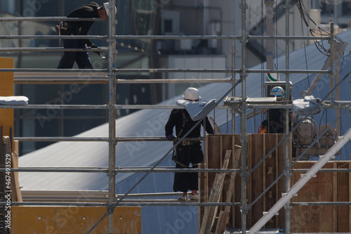 ビルの建設現場の様子　足場を組んでいる　東京、赤坂5丁目の街の風景　赤坂駅前、一ツ木通り、赤坂通り、三分坂、円通寺坂がある。台地の下の部分には住宅街あ広がる。放送局の建物がランドマークタワーとなっている。　赤坂、港区、東京、日本