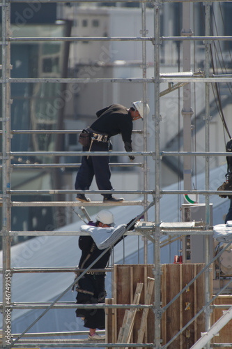 ビルの建設現場の様子　足場を組んでいる　東京、赤坂5丁目の街の風景　赤坂駅前、一ツ木通り、赤坂通り、三分坂、円通寺坂がある。台地の下の部分には住宅街あ広がる。放送局の建物がランドマークタワーとなっている。　赤坂、港区、東京、日本